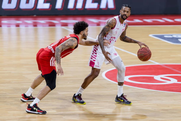 对方攻势的 对方攻势的